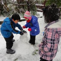 The kids make a snow man